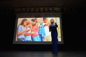 Vortrag von Silke Müller "Unsere Kinder im Haifischbecken der Sozialen Medien" am 13.11.2025 auf Einladung des Montessorihauses Wörgl. Foto: Veronika Spielbichler