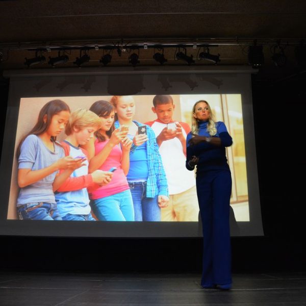 Vortrag von Silke Müller "Unsere Kinder im Haifischbecken der Sozialen Medien" am 13.11.2025 auf Einladung des Montessorihauses Wörgl. Foto: Veronika Spielbichler