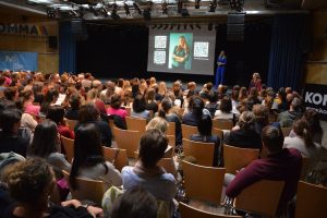 Vortrag von Silke Müller "Unsere Kinder im Haifischbecken der Sozialen Medien" am 13.11.2025 auf Einladung des Montessorihauses Wörgl. Foto: Veronika Spielbichler