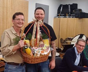 Obmann Martin Gasteiger (Mitte) bedankte sich beim langjährigen Kassier Kaspar Fuchs (links) sowie beim Jugendreferent Armin Pfluger (rechts). Foto. BMK Bruckhäusl/facebook