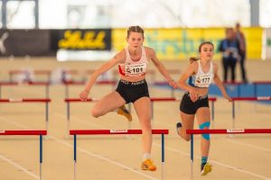 Sissi Haas beim Hürdenlauf, sie zählte zu den drei schnellsten Österreicherinnen. Foto: TS Wörgl/ÖLV