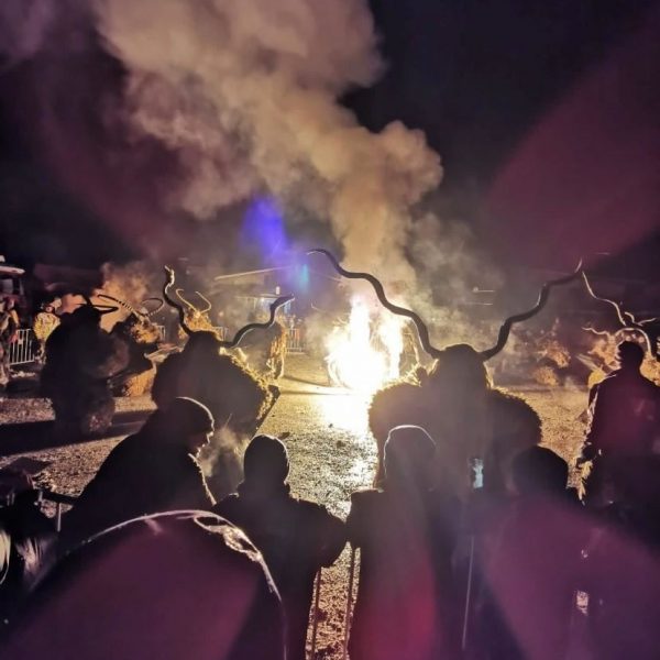 Die Schützengilde Bruckhäusl veranstaltet am 6.12.2025 zum 3. Mal das Brooks Perchtentreffen am Parkplatz des FC Bruckhäusl. Foto: TVB/Schützengilde