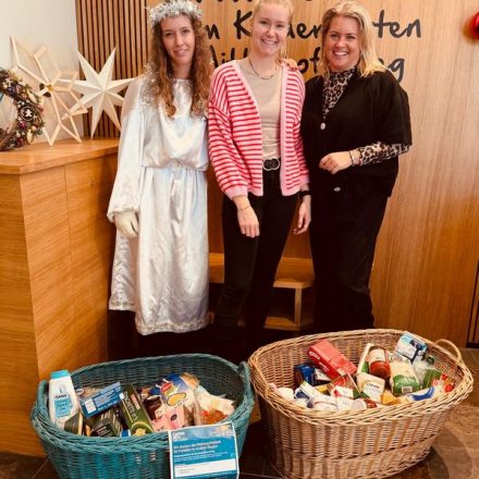 Bei der Spendenabholung des Weihnachstsengels im Kindergarten Mitterhoferweg Wörgl. Foto: Freiwilligenzentrum Kitzbüheler Alpen