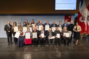Gruppenbild der ausgezeichneten Persönlichkeiten mit LHStv Geisler und LTPin Ledl-Rossmann. Foto: Land Tirol/Sedlak