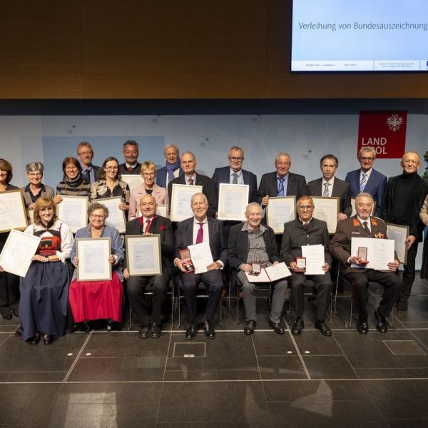 Gruppenbild der ausgezeichneten Persönlichkeiten mit LHStv Geisler und LTPin Ledl-Rossmann. Foto: Land Tirol/Sedlak