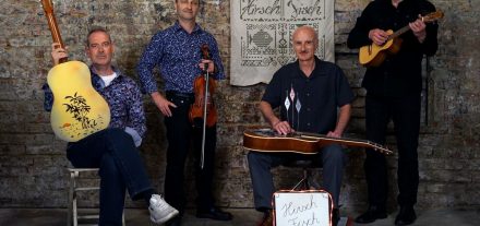 Hirsch Fisch und das Strandbadparkplatzorchester gastieren am 13.12.2025 im Komma Wörgl. Foto: Mario Lang