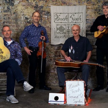 Hirsch Fisch und das Strandbadparkplatzorchester gastieren am 13.12.2025 im Komma Wörgl. Foto: Mario Lang