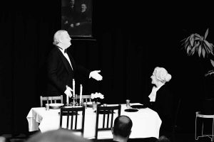 Claus Moser als Butler James und Traudi Taxacher als Miss Sophie. Foto: Hubert Mairhofer, Gerhard Berger