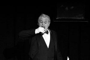 Butler James muss im "Dinner for One" wieder seine "Trinkfestigkeit" beweisen... Claus Moser als Butler James. Foto: Hubert Mairhofer, Gerhard Berger