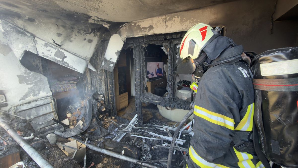 Brennende Kerzen auf einem Gesteck lösten diesen Wohnungsbrand in Wörgl aus, der von der FF Wörgl rasch gelöscht werden konnte. Foto: https://ff-woergl.at/index.php/2025/12/28/brand-mfh-balkonbrand-3/