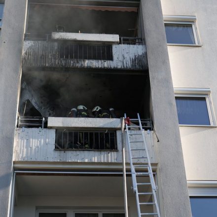 In einem Mehrparteien-Wohnhaus wurde die FF Wörgl am 28.12.2025 zu einem Balkonbrand gerufen. Foto: https://ff-woergl.at/index.php/2025/12/28/brand-mfh-balkonbrand-3/