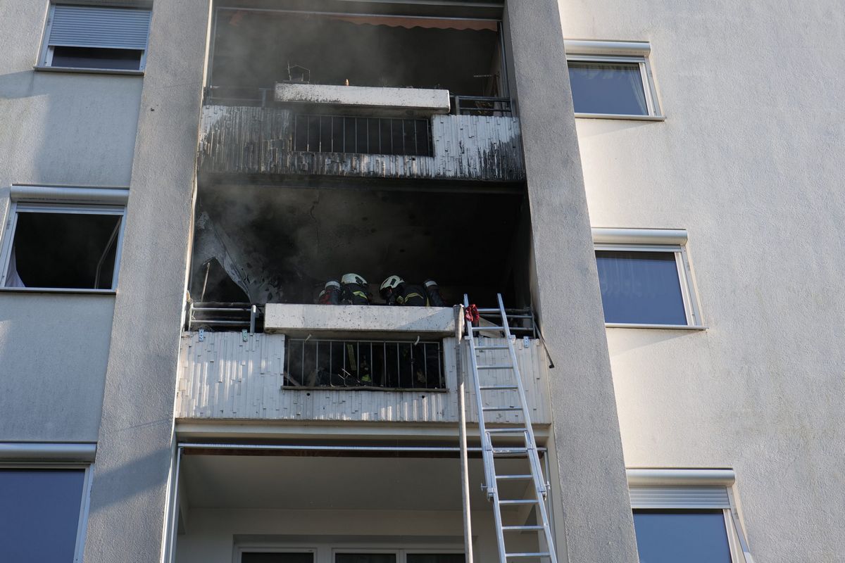 In einem Mehrparteien-Wohnhaus wurde die FF Wörgl am 28.12.2025 zu einem Balkonbrand gerufen. Foto: https://ff-woergl.at/index.php/2025/12/28/brand-mfh-balkonbrand-3/