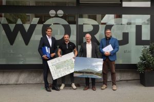 Präsentierten am 5.12.2025 den aktuellen Stand zur Regionalbadplanung - v.l. Bgm. Michael Riedhart, Obmann-Stv. Wörgler Bäderbeirat GR Christopher Lentsch, Obmann Wörgler Bäderbeirat Andreas Schmidt, Stadtbaumeister Dipl.-Ing. Juri Nindl. Foto: Presse Stadtamt Wörgl