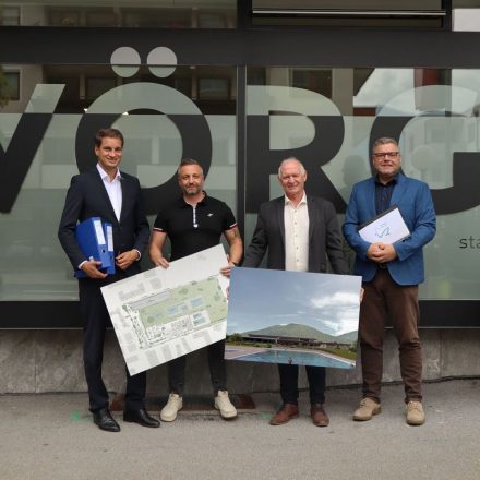 Präsentierten am 5.12.2025 den aktuellen Stand zur Regionalbadplanung - v.l. Bgm. Michael Riedhart, Obmann-Stv. Wörgler Bäderbeirat GR Christopher Lentsch, Obmann Wörgler Bäderbeirat Andreas Schmidt, Stadtbaumeister Dipl.-Ing. Juri Nindl. Foto: Presse Stadtamt Wörgl