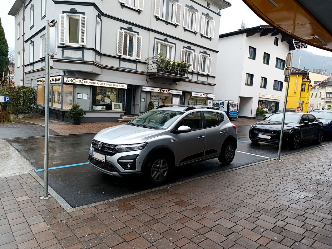 Bahnhofstraße Wörgl - Behindertenparkplatz Dezember 2025. Foto: Veronika Spielbichler