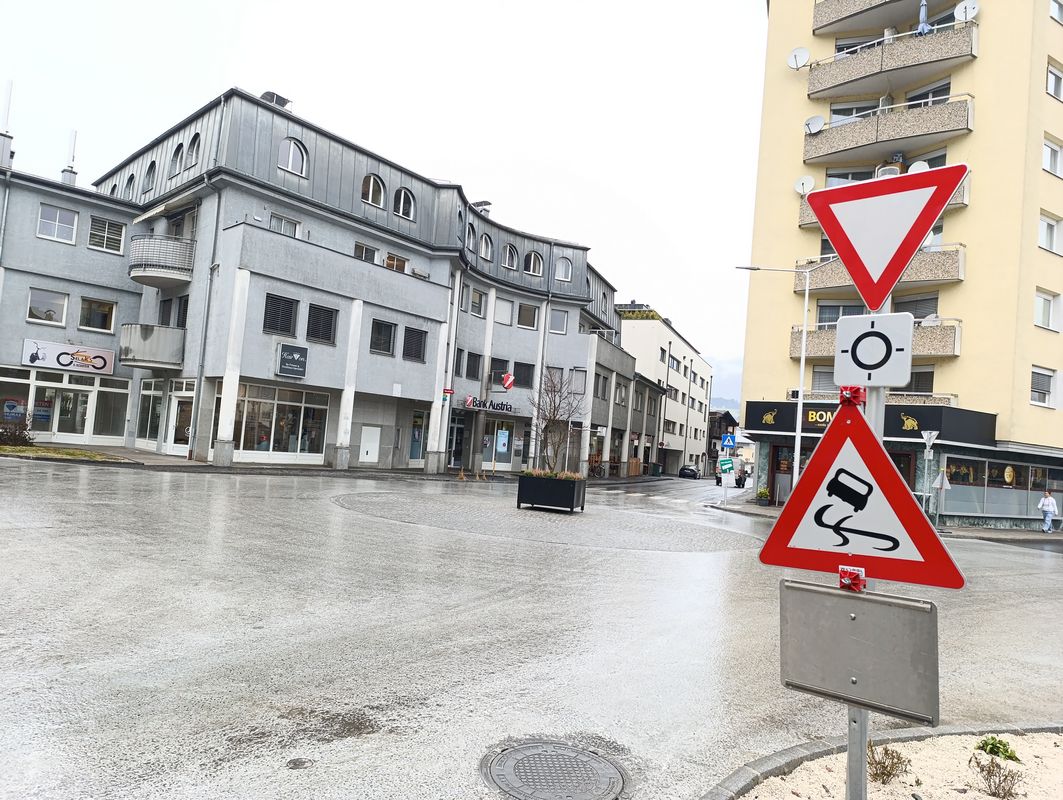 Kreuzung Bahnhofstraße/KR Martin Pichler Straße Kreisverkehr Dezember 2025. Foto: Veronika Spielbichler