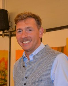 Wörgls Kulturreferent Sebastian Feiersinger verstärkt ab 1.1.2026 beruflich das Team des Wörgler Veranstaltungszentrums Komma. Foto: Veronika Spielbichler