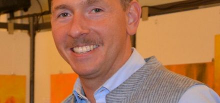 Wörgls Kulturreferent Sebastian Feiersinger verstärkt ab 1.1.2026 beruflich das Team des Wörgler Veranstaltungszentrums Komma. Foto: Veronika Spielbichler