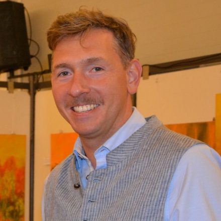 Wörgls Kulturreferent Sebastian Feiersinger verstärkt ab 1.1.2026 beruflich das Team des Wörgler Veranstaltungszentrums Komma. Foto: Veronika Spielbichler