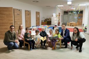 Vzbgm. Kayahan Kaya, Lara Wolf (Kindergartenleitung Kindergarten Mitterhoferweg), Bgm. Michael Riedhart, Susanne Molterer-Kostenzer (Kindergartenkoordinatorin). Foto: Stadtmarketing Wörgl