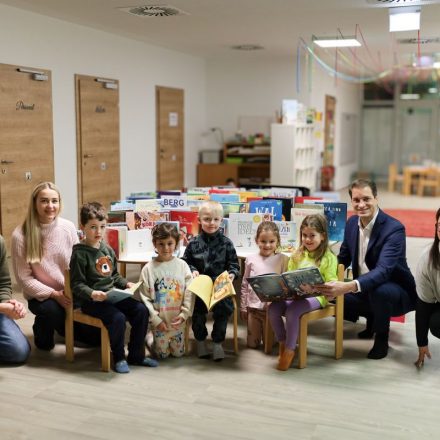 Vzbgm. Kayahan Kaya, Lara Wolf (Kindergartenleitung Kindergarten Mitterhoferweg), Bgm. Michael Riedhart, Susanne Molterer-Kostenzer (Kindergartenkoordinatorin). Foto: Stadtmarketing Wörgl