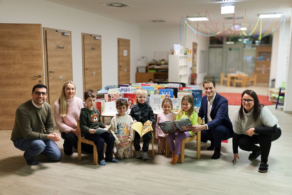 Vzbgm. Kayahan Kaya, Lara Wolf (Kindergartenleitung Kindergarten Mitterhoferweg), Bgm. Michael Riedhart, Susanne Molterer-Kostenzer (Kindergartenkoordinatorin). Foto: Stadtmarketing Wörgl
