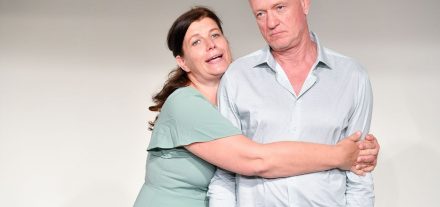 Das Theaterensemble Gastspiel zeigt im Komma Wörgl zwei Mal die Komödie "Alles außer nett". Foto: Grießenböck