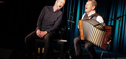 Erarbeiteten gemeinsam einen (volks-)musikalischen Kabarett-Abend: Markus Koschuh und Franz Posch. Foto: Mairhofer