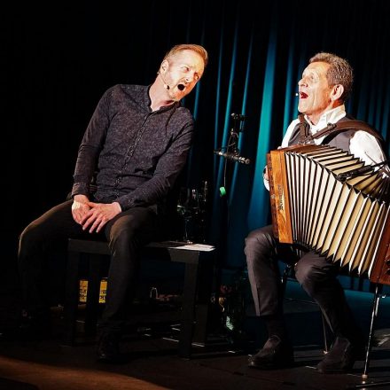 Erarbeiteten gemeinsam einen (volks-)musikalischen Kabarett-Abend: Markus Koschuh und Franz Posch. Foto: Mairhofer