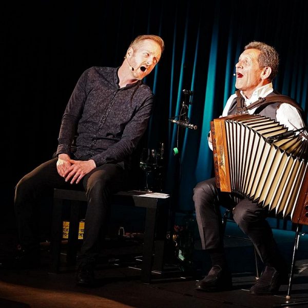Erarbeiteten gemeinsam einen (volks-)musikalischen Kabarett-Abend: Markus Koschuh und Franz Posch. Foto: Mairhofer