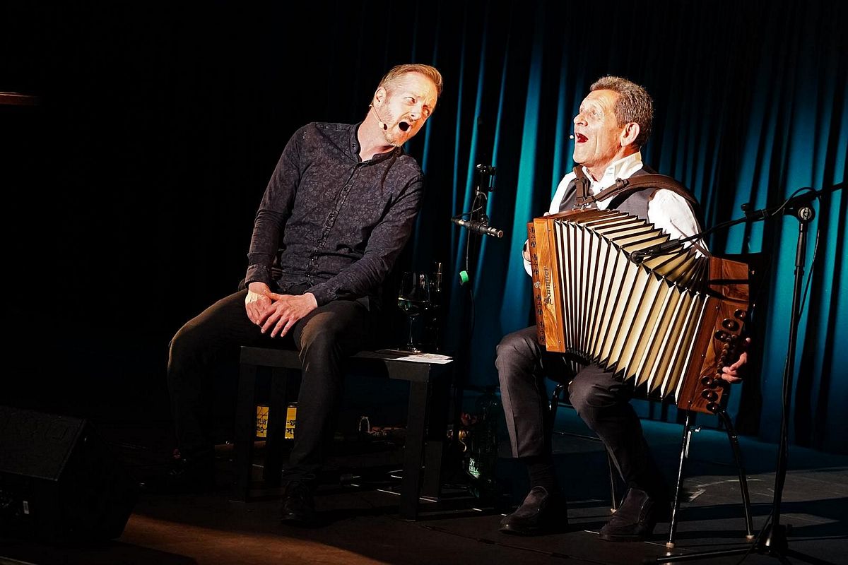 Erarbeiteten gemeinsam einen (volks-)musikalischen Kabarett-Abend: Markus Koschuh und Franz Posch. Foto: Mairhofer