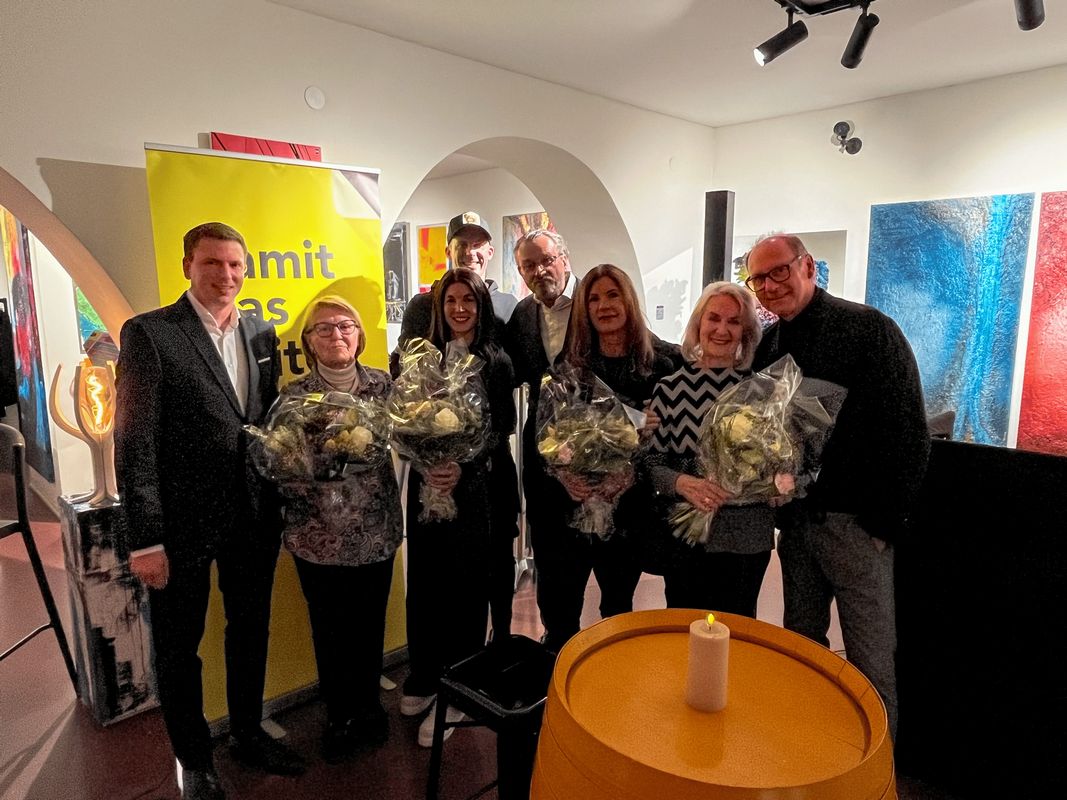 Ortsobmann Clemens Mayr und Bezirksobmann Manfred Hautz bedanken sich für Engagement im Wirtschaftsbund. Foto: Wirtschaftsbund Tirol