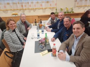 Unter den Gästen der PVÖ-Eröffnungsfeier waren u.a. Stadträtin Elisabeth Werlberger (links), LA STR Christian Kovacevic (rechts) und Kirchbichls GR Johannes Lanner (2.v.r.). Foto: PVÖ Wörgl