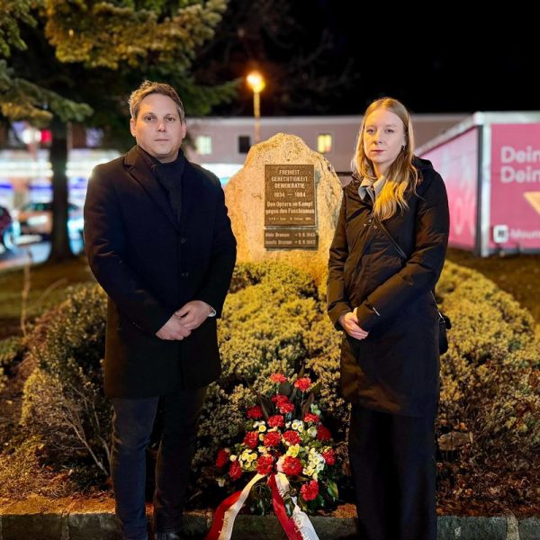 Beim Gedenktag: SPÖ-Stadtparteichef LA StR Christian Kovacevic und Elisabeth Fleischanderl, Tiroler SFK-Vorsitzende und SPÖ-Klubobfrau im Tiroler Landtag. Foto: SPÖ Wörgl