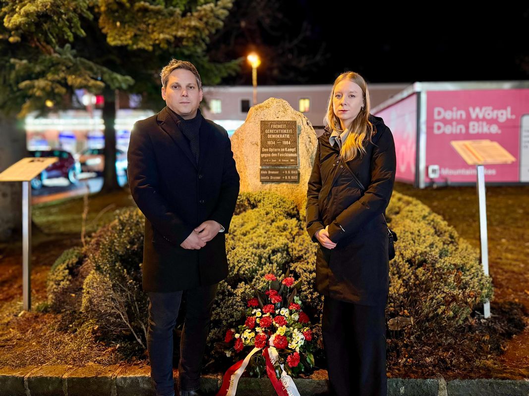 Beim Gedenktag: SPÖ-Stadtparteichef LA StR Christian Kovacevic und Elisabeth Fleischanderl, Tiroler SFK-Vorsitzende und SPÖ-Klubobfrau im Tiroler Landtag. Foto: SPÖ Wörgl